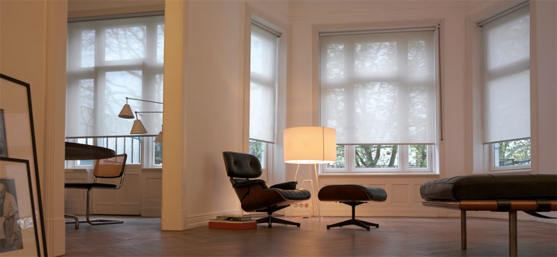 weiße Rollos bringen passenden Flair ins Wohnzimmer